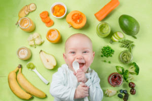 Diversification alimentaire du bébé: quand commencer et quoi lui donner?